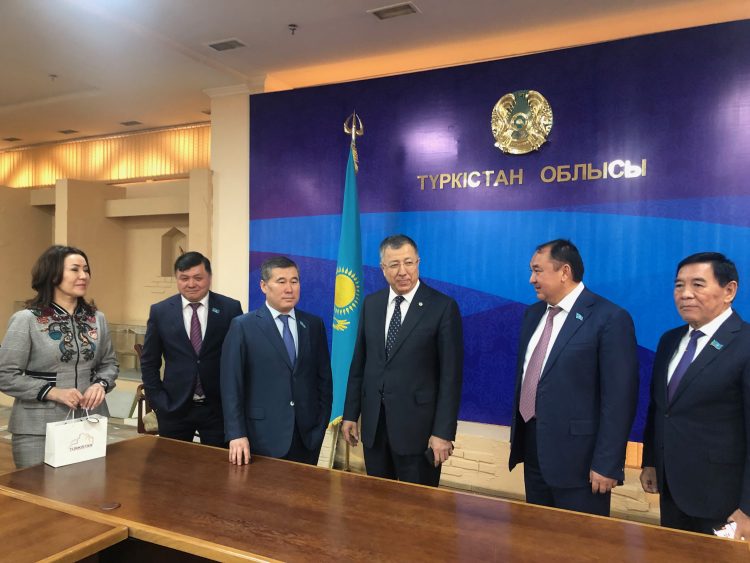 Түркістан тізгінін ұстаған тұңғыш әкім депутаттармен бас қосты