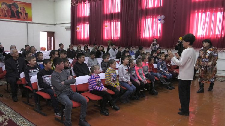 Жетім көрсең жебей жүр