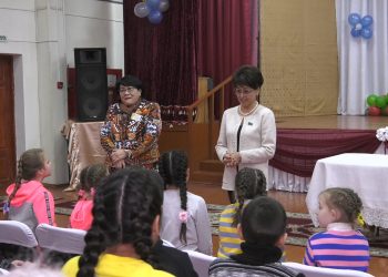 Жетім көрсең жебей жүр