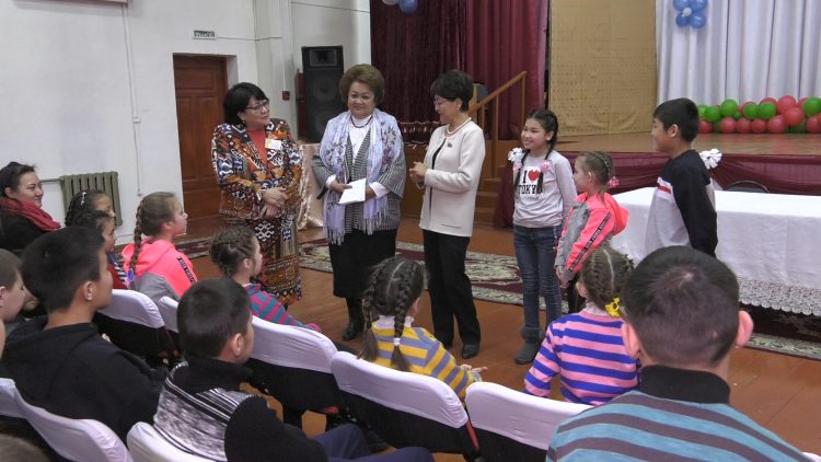 Жетім көрсең жебей жүр