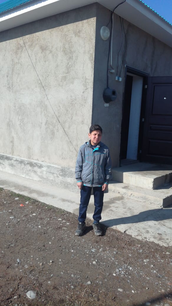 Желідегі темір өткізуші баланың отбасы жаңа үйге көшті