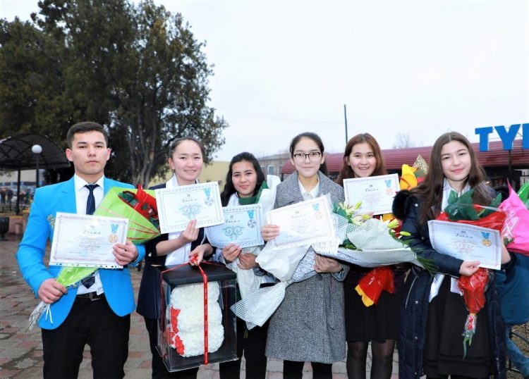 ТҮРКІСТАН ОБЛЫСЫНЫҢ ОҚУШЫЛАРЫ ХАЛЫҚАРАЛЫҚ САЙЫСТА 9 ЖҮЛДЕ ЕНШІЛЕДІ