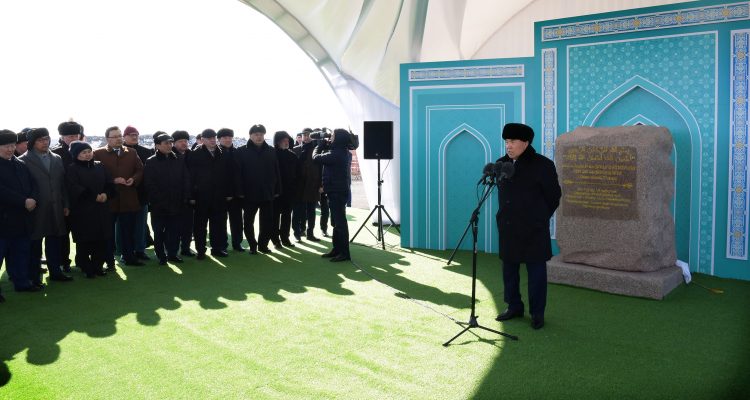 Елбасы Астана қаласында салынатын жаңа мешіттің іргетасын қалау рәсіміне қатысты