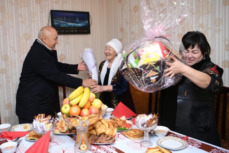 Ө.Шөкеев көпбалалы аналардың үйіне барды