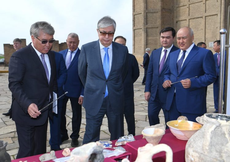 Қазақстан Президенті Қожа Ахмет Яссауи кесенесіне барды