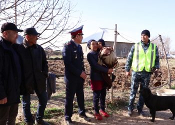 Жоғалған баланы іздестіруге өзі кіріскен полиция бастығы