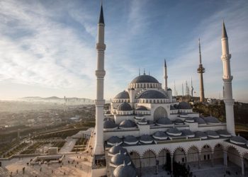 Сегодня в Стамбуле открылась самая большая мечеть в мире