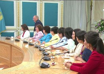 Елбасы жөтеліп отырған екі әйелге өз қолымен дәрі апарып берді.