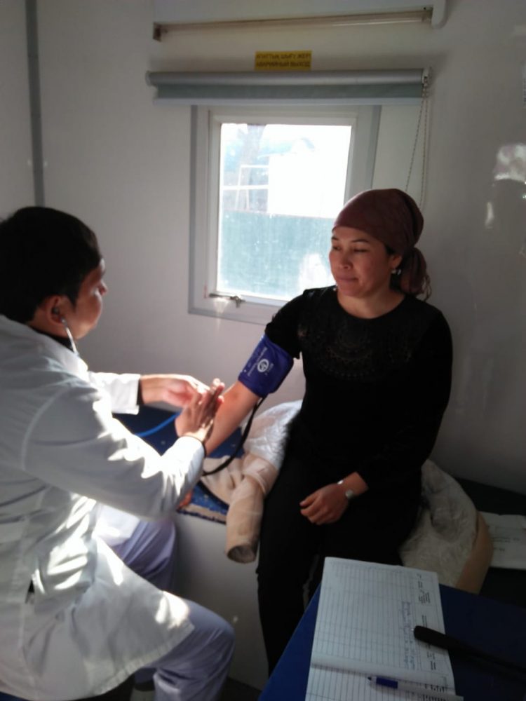 Түркістан облысы Жетісай ауданында мыңнан аса көпбалалы ана мен балаға медициналық көмек көрсетілді