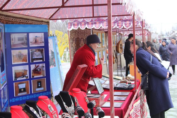 СЕНБІ КҮНІ ТҮРКІСТАНДЫҚТАР КӨРМЕ МЕН КОНЦЕРТТІК БАҒДАРЛАМА ТАМАШАЛАДЫ