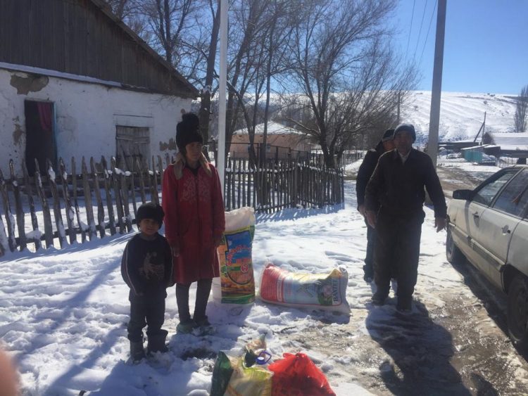 Дәрігерлер көпбалалы және әлеуметтік жағынан аз қамтамасыз етілген отбасыларды қолдау мақсатында қайырымдылық көрсетуде