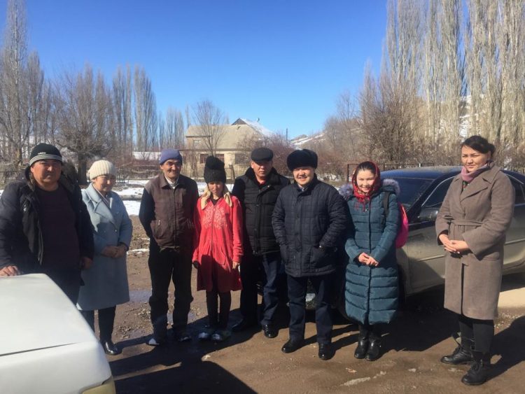 Дәрігерлер көпбалалы және әлеуметтік жағынан аз қамтамасыз етілген отбасыларды қолдау мақсатында қайырымдылық көрсетуде