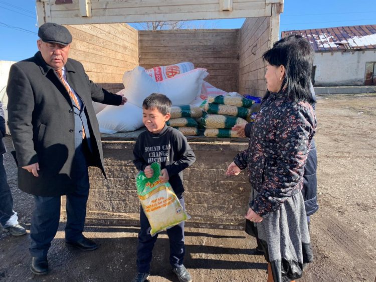 Дәрігерлер көпбалалы және әлеуметтік жағынан аз қамтамасыз етілген отбасыларды қолдау мақсатында қайырымдылық көрсетуде