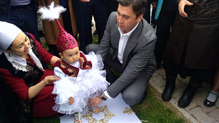 Әбдірахымов бүлдіршіндердің тұсауын кесті