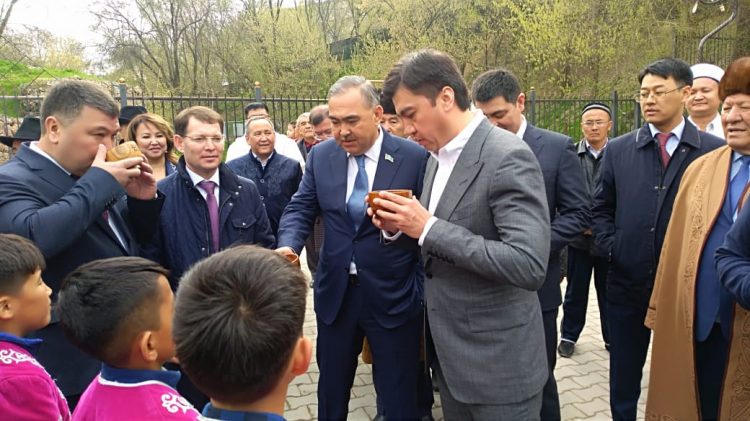 Әбдірахымов бүлдіршіндердің тұсауын кесті