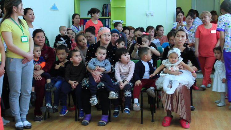 Жерде бір бала қуанса, көкте мың періште шаттанады…