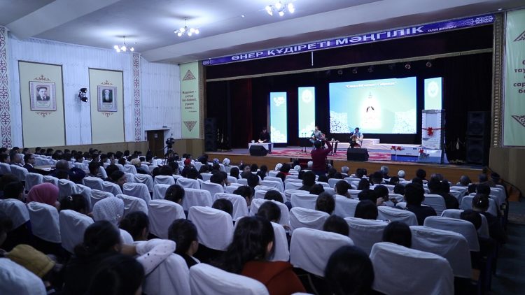 Сансыз баб жатқан — Сайрамда айтыс өтті