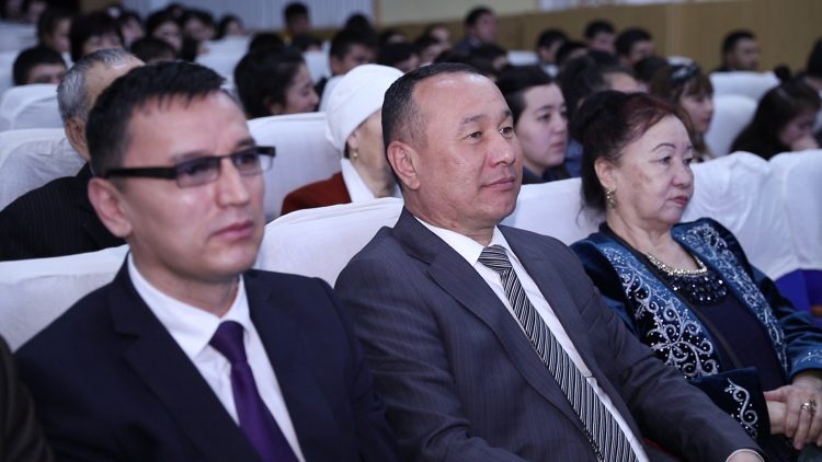 Сансыз баб жатқан — Сайрамда айтыс өтті