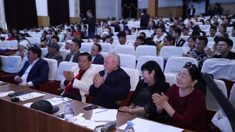 Сансыз баб жатқан — Сайрамда айтыс өтті