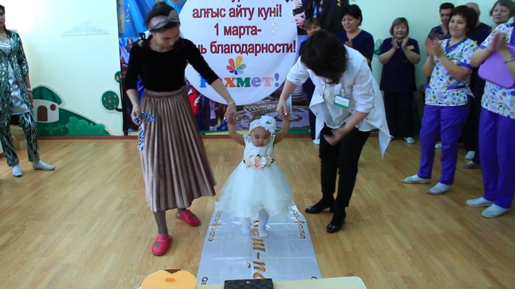 Жерде бір бала қуанса, көкте мың періште шаттанады…