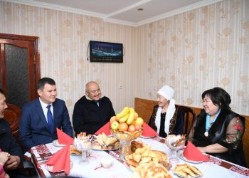 Ө.Шөкеев көпбалалы аналардың үйіне барды