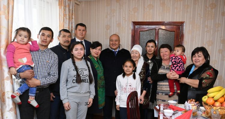 Ө.Шөкеев көпбалалы аналардың үйіне барды