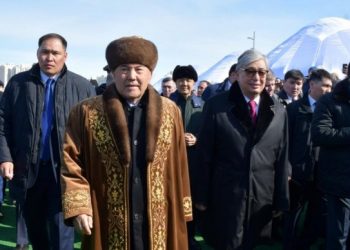 Назарбаев жас жұбайларға бата берді