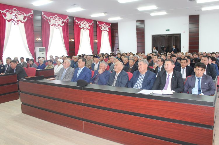Сенат депутаты Әли Бектаев Кентауда кездесу өткізді