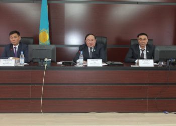 Сенат депутаты Әли Бектаев Кентауда кездесу өткізді