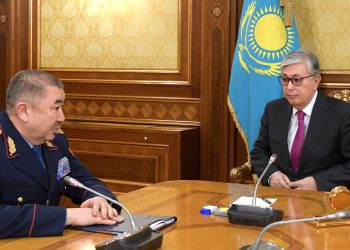 Токаев поручил решить вопрос жителей аварийного дома в Ленгере