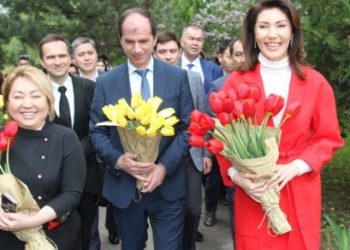 Алие Назарбаевой подарили тюльпаны «Казахстан»