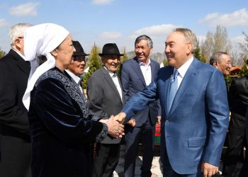 Нұрсұлтан Назарбаев сыныптастарымен кездесті