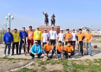Отырарлық жастар «Ауылым — алтын бесігім» ұранымен тазалыққа шақырды