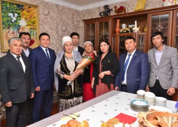 ӘКІМ АҚЫНДЫ ҚҰТТЫҚТАДЫ