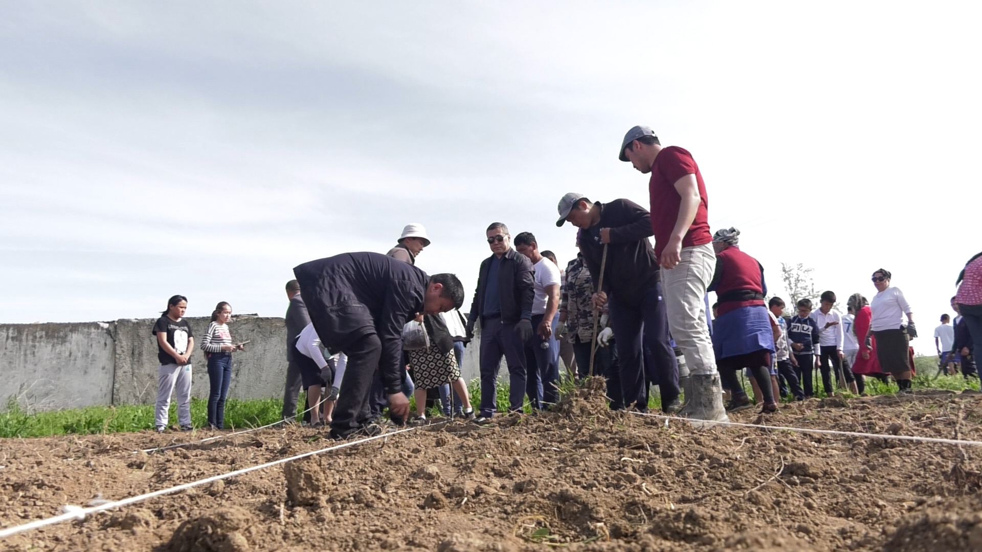 Порно: Үшінші өлшемді кеудесі бар әдемі аққұба Ретро әйелдер секс