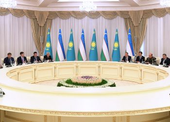 Қасым-Жомарт Тоқаев Өзбекстан Президентімен кеңейтілген құрамда кездесті