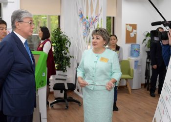 Қазақстан Президенті Қасым-Жомарт Тоқаев «Бақытты отбасы» аналар орталығына барды