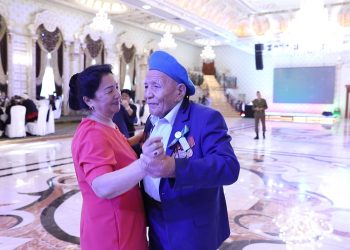 Соғыс ардагерлері жастық шағын еске алып, би биледі