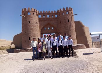 ТҮРКІСТАН: ӨҢІРДЕГІ ТҮРЛІ ЭТНОС ӨКІЛДЕРІНІҢ ЖАСТАРЫ КИЕЛІ ОТЫРАР ТӨБЕДЕ БАС ҚОСТЫ