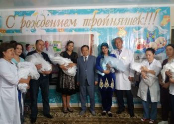 Түркістан облысының бас дәрігері үшемді дүниеге алып келген аналарды құттықтады