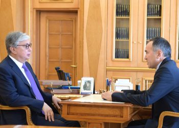 Қасым-Жомарт Тоқаев Жамбыл облысының әкімі Асқар Мырзахметовті қабылдады