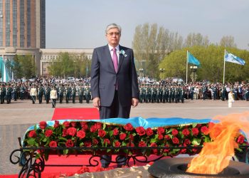 Қасым-Жомарт Тоқаев «Отан қорғаушылар» ескерткішіне гүл шоғын қою рәсіміне қатысты