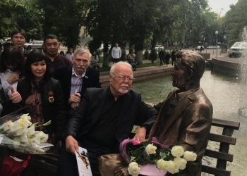 Алматыда Шәкен Аймановтың қола мүсіні ашылды