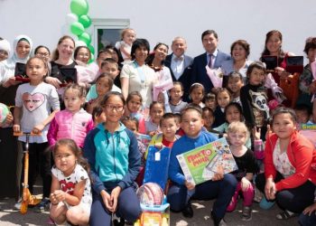 Карагандинец подарил 11 квартир многодетным матерям из своего поселка