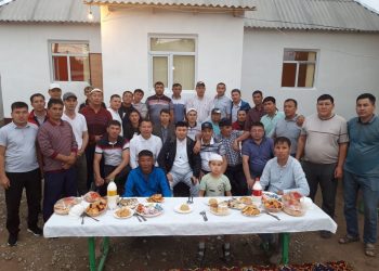 Түркістандық түлектер сыныптастарына үйдің кілтін табыс етті