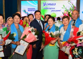 Отырар ауданы зейнетке шыққан ұстаздарға ерекше құрмет көрсетті