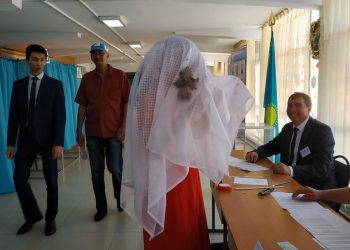 Түркістан облыстық мәслихаттың депутаттары сайлауда дауыс беруде