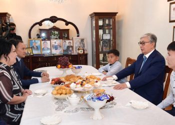 Қазақстан Президенті Халық қаһарманы Ғазиз Байтасовтың отбасымен кездесті