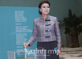 Дариға Назарбаева елордадағы Оқушылар сарайында дауыс берді