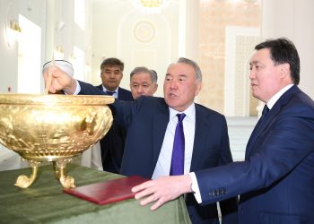Қазақстанның Тұңғыш Президенті Нұр-Сұлтан қаласындағы жаңа мешітке барды